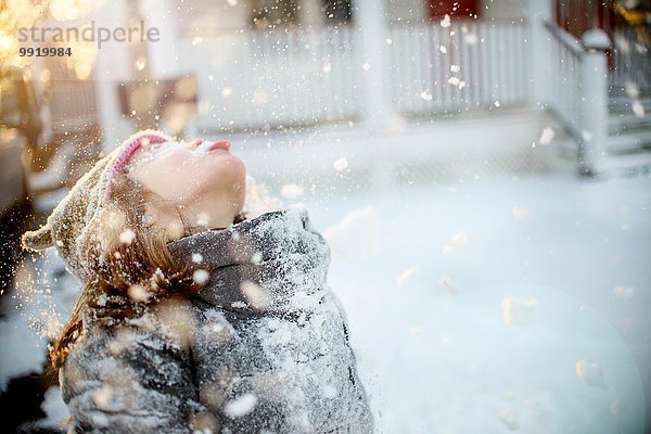 Mädchen spielt mit Schnee