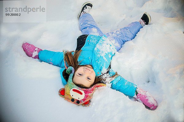 Mädchen auf Schnee liegend