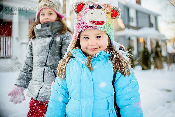 Mädchen genießen den Winter