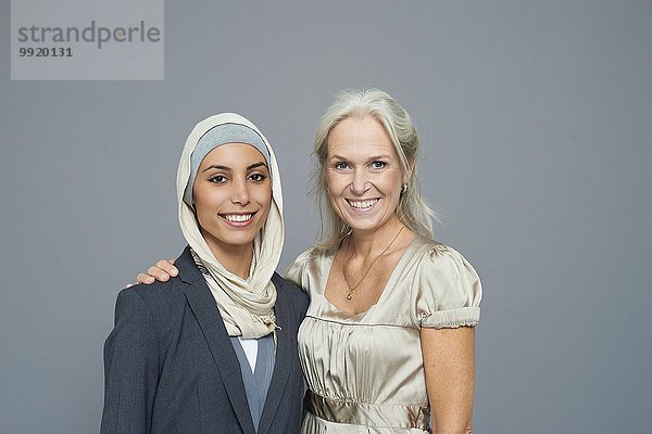 Studio-Porträt von zwei Geschäftsfrauen