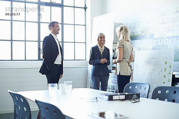 Geschäftsteam diskutiert Präsentationsideen im Büro