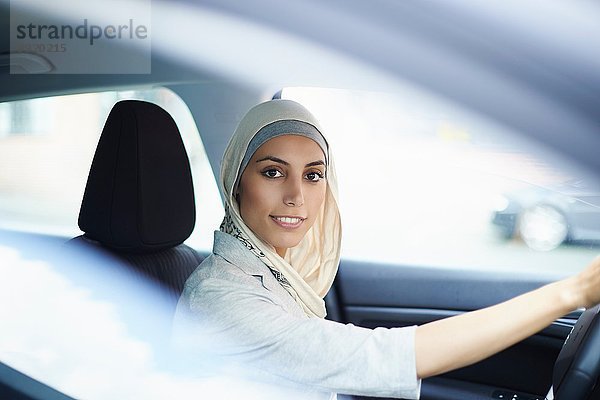 Porträt einer jungen Geschäftsfrau im Hijab-Fahrzeug