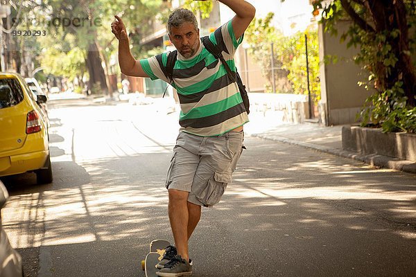 Erwachsener Mann Skateboarding auf der Straße  Rio De Janeiro  Brasilien