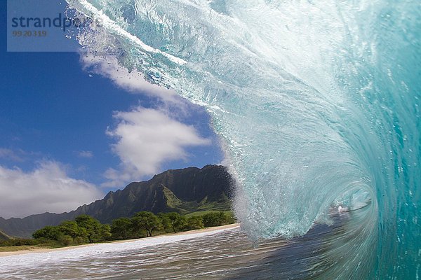 Oberflächenansicht der gekrümmten Meereswelle und des Strandes  Hawaii  USA