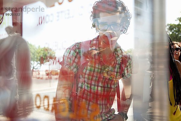 Junger Mann liest Speisekartenfenster  Copacabana  Rio De Janeiro  Brasilien