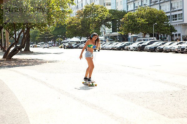 Junge Frau beim Skateboarden auf dem Bürgersteig  Copacabana  Rio De Janeiro  Brasilien
