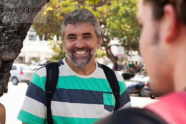 Über Schulter Portrait von Vater und Sohn auf dem Bürgersteig  Copacabana  Rio De Janeiro  Brasilien