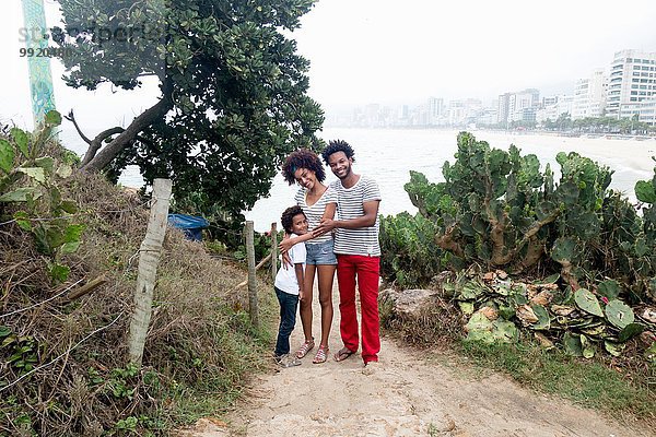 Porträt von Ehepaar und Sohn am Strand von Ipanema  Rio De Janeiro  Brasilien