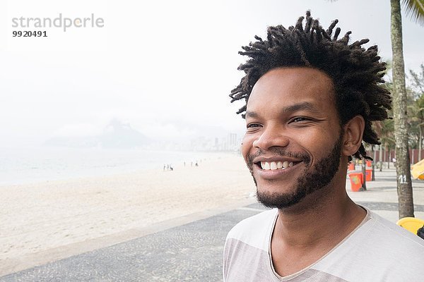 Porträt eines erwachsenen Mannes am Strand von Ipanema  Rio De Janeiro  Brasilien