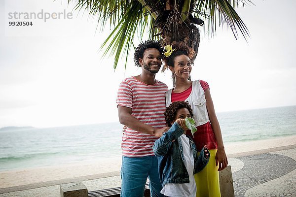 Paar und Sohn am Strand von Ipanema  Rio De Janeiro  Brasilien