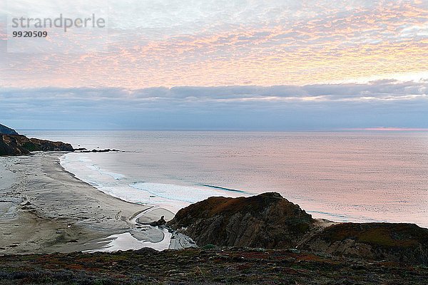 Blick auf den Strand bei Sonnenuntergang  Big Sur  Kalifornien  USA