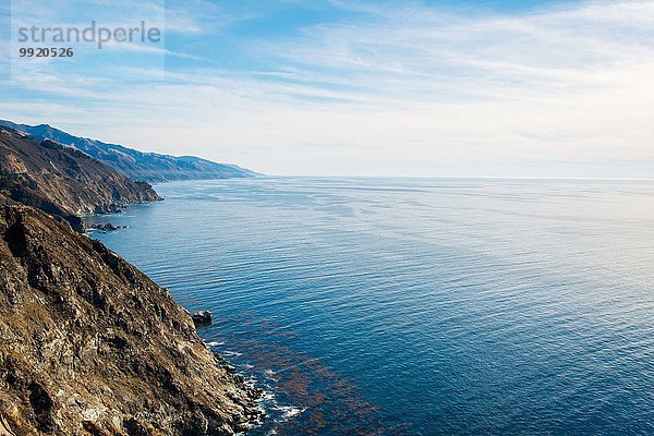 Blick auf Klippen und Meer  Big Sur  Kalifornien  USA