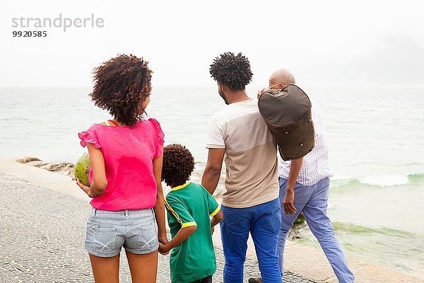 Rückansicht der vierköpfigen Familie am Strand von Ipanema  Rio De Janeiro  Brasilien
