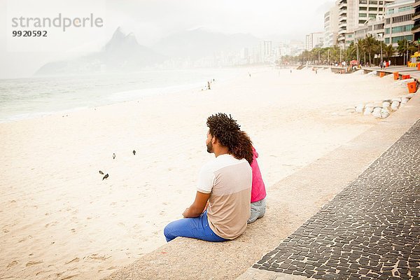 Paar sitzend am Strand von Ipanema  Rio De Janeiro  Brasilien