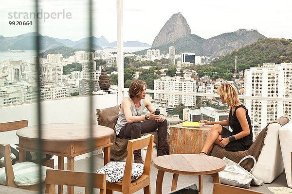 Junges Paar beim Plaudern auf der Dachterrasse  Rio De Janeiro  Brasilien