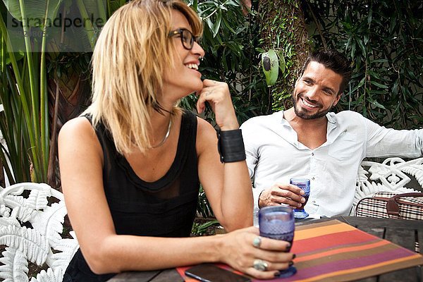 Paar genießt Drink auf der Terrasse