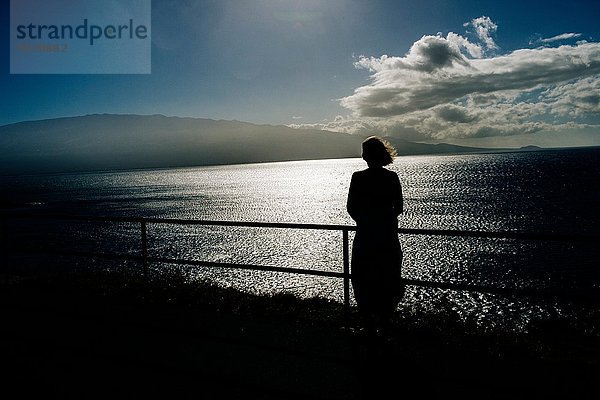 Silhouettierte Seniorin mit Blick aufs Meer  Maui  Hawaii