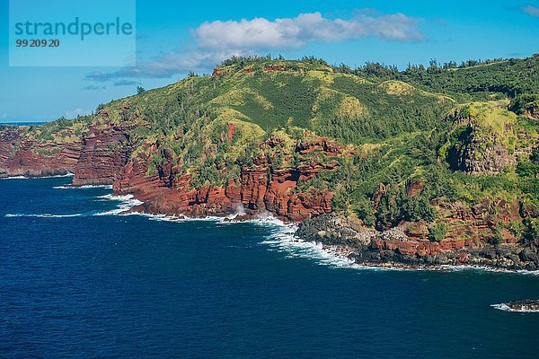 Blick auf Meer und rote Klippen  North Shore  Maui  Hawaii