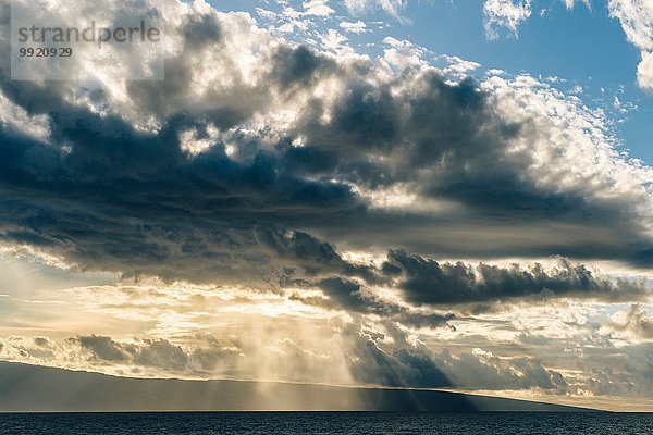 Seelandschaft von Sonnenstrahlen und Sturmwolken  Maui  Hawaii