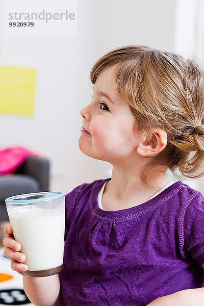 Mädchen mit einem Glas Milch zu Hause