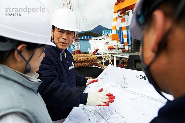 Arbeiter beim Betrachten von Plänen auf der Werft  GoSeong-gun  Südkorea
