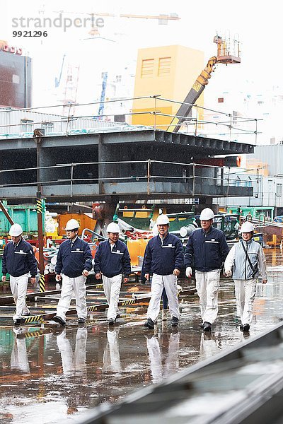 Arbeiter gehen über die Werft  GoSeong-gun  Südkorea