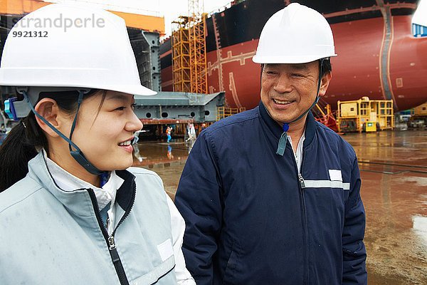 Arbeiter im Gespräch auf der Werft  GoSeong-gun  Südkorea