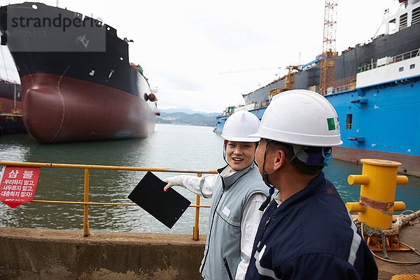 Arbeiter diskutieren im Seehafen  GoSeong-gun  Südkorea