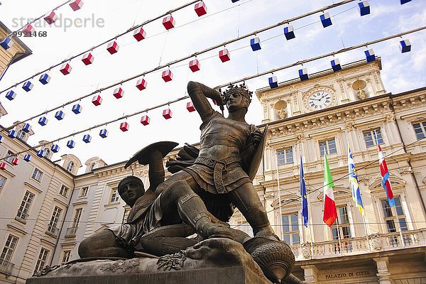 Piazza delle Erbe  Sitz des Turiner Rathauses und der Statue  Turin  Piemont  Italien