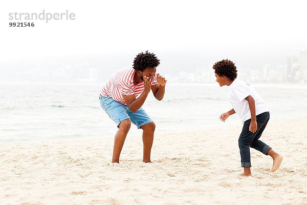 Vater und Sohn spielen am Strand  RIo de Janeiro  Brasilien