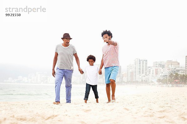 Drei Generationen Familie genießen Strand  Rio de Janeiro  Brasilien