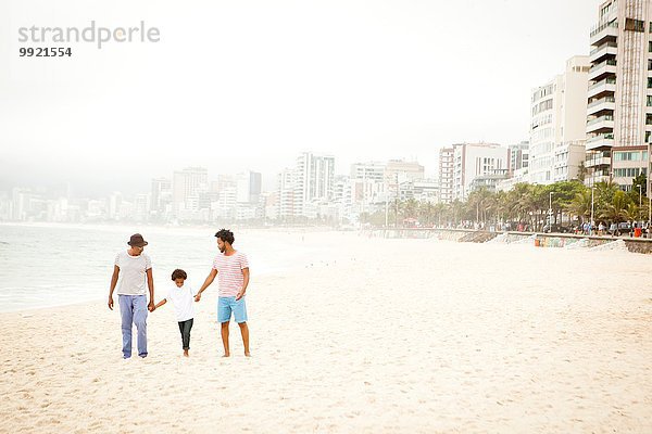 Drei Generationen Familie genießen Strand  Rio de Janeiro  Brasilien