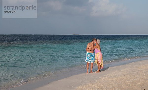 Seniorenpaar am Strand  Malediven