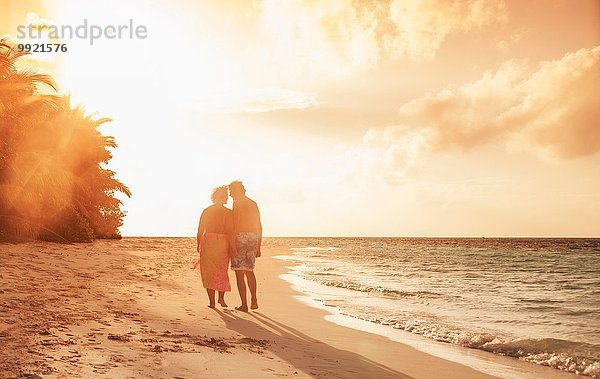 Senior Paar am Strand bei Sonnenuntergang  Malediven