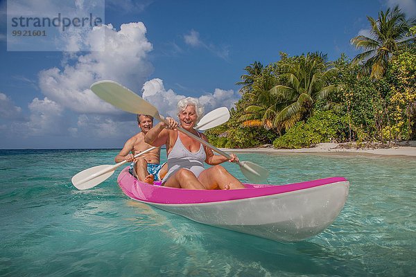 Senior Paar im Kanu  Malediven