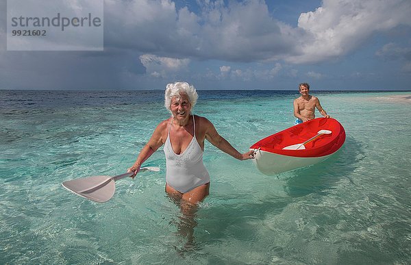 Seniorenpaar mit Kanu  Malediven