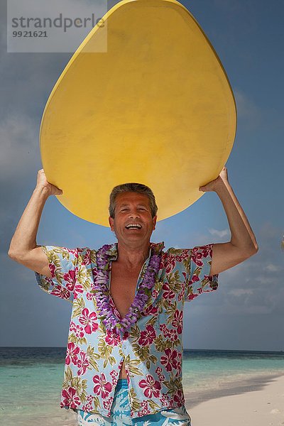 Senior Mann mit Surfbrett  Portrait