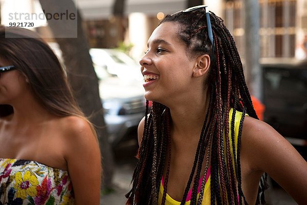 Zwei junge Frauen im Gespräch auf der Straße  Stadt Copacabana  Rio De Janeiro  Brasilien