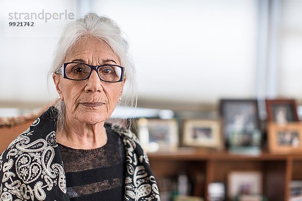 Porträt der Seniorin mit Brille zu Hause