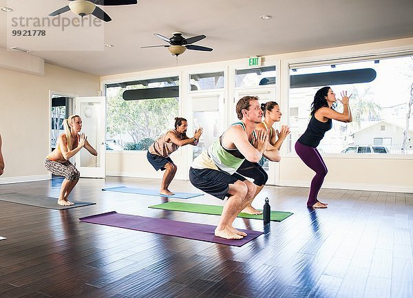 Fünf Personen im Yogakurs