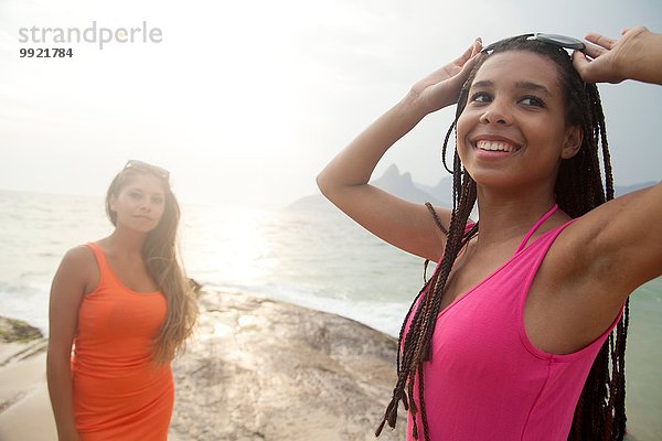 Zwei junge Frauen  Strand von Ipanema  Rio De Janeiro  Brasilien