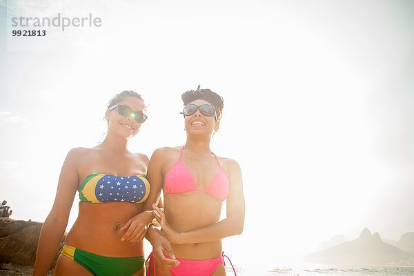 Zwei Freundinnen in Bikinihose am Strand von Ipanema  Rio De Janeiro  Brasilien