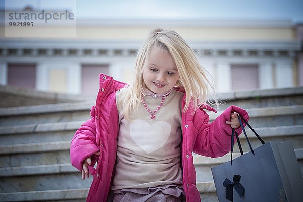 Junges Mädchen auf der Treppe mit Einkaufstasche  Cagliari  Sardinien  Italien