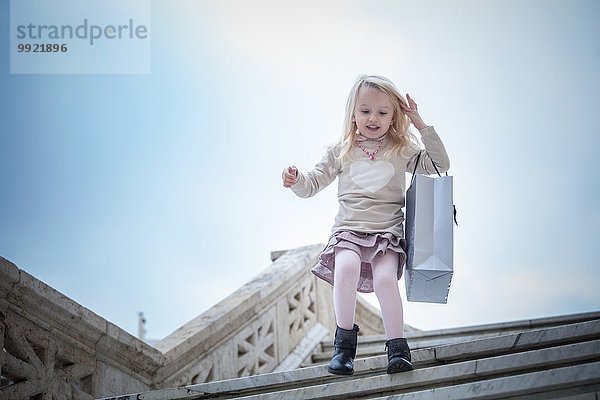 Junges Mädchen mit Einkaufstasche  Cagliari  Sardinien  Italien