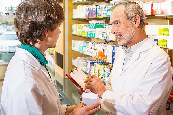 Zwei Apotheker prüfen Medikamente in der Apotheke