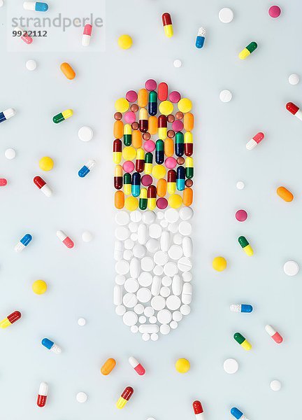 Medizinische Pillen und Tabletten in Form von Medikamentenkapseln und verstreuten