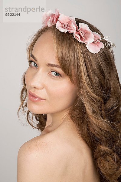 Porträt einer jungen Frau mit Blumen im Haar