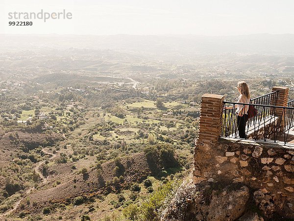 Mittlere erwachsene Frau auf dem Balkon stehend  Blick auf Mijas  Andalusien  Spanien