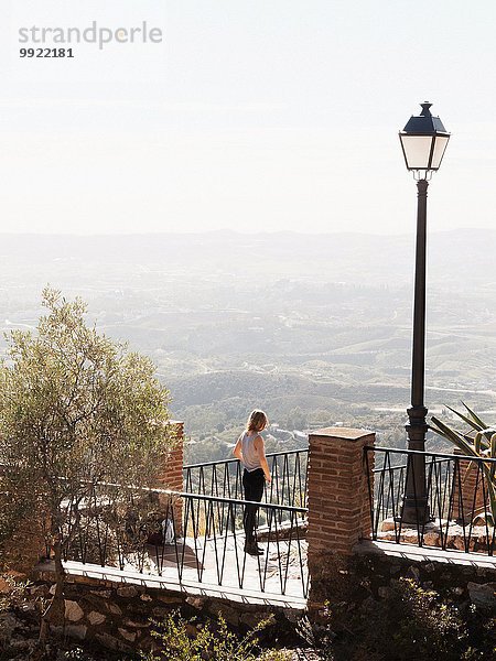 Mittlere erwachsene Frau auf dem Balkon stehend  Blick auf Mijas  Andalusien  Spanien