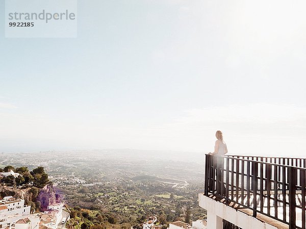 Mittlere erwachsene Frau auf dem Balkon stehend  Blick auf Mijas  Andalusien  Spanien